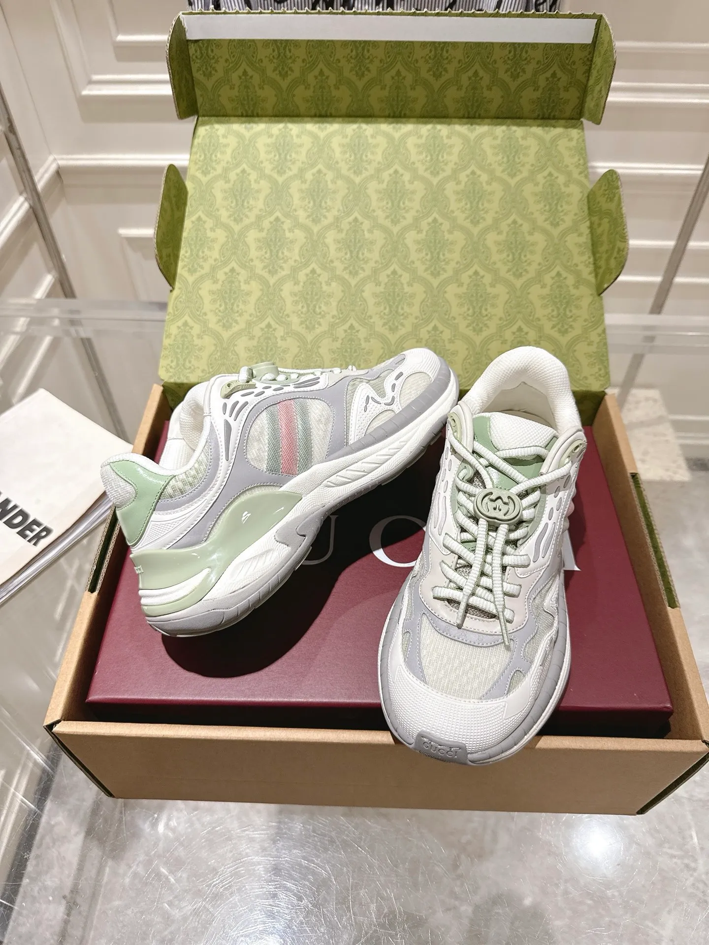 👟👟Ex-factory price 980👟👟Upgraded version with airplane case Gucci Gucci 25ss hot new style couple style retro sports shoes dad shoes This Gucci 2.0 reinterprets the brand's iconic striped webbing elements. This new interpretation of iconic details uses EVA thick soles with a smart silhouette, bringing a stable and comfortable wearing experience. Delivered in exquisite packaging. Fabric: Made of original imported cowhide/technical fabric. Inner foot pad: Breathable mesh. Heel height: 4cm. Sole: Original customized ultra-light foam rubber outsole. Size: 35-45 (women's size 40, men's size 45, custom-made, non-returnable)